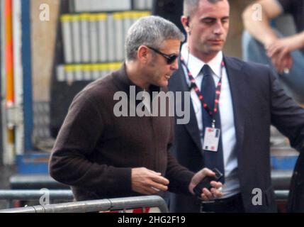 George Clooney lascia il set del suo nuovo film (il titolo di lavoro 'The American') a Roma, Italia per cena in un ristorante. Oltre alle normali guardie del corpo c'era anche la polizia italiana a prendersi cura di lui. Foto Stock