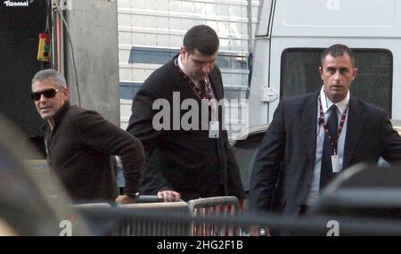George Clooney lascia il set del suo nuovo film (il titolo di lavoro 'The American') a Roma, Italia per cena in un ristorante. Oltre alle normali guardie del corpo c'era anche la polizia italiana a prendersi cura di lui. Foto Stock