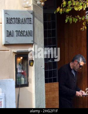 George Clooney lascia un ristorante a Roma. È in città filma il suo nuovo film (il titolo di lavoro 'The American'). Foto Stock
