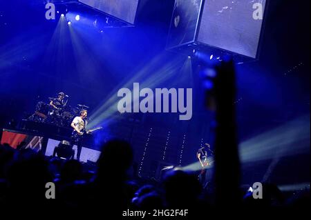 Muse si esibiscono dal vivo in concerto a Torino. Foto Stock