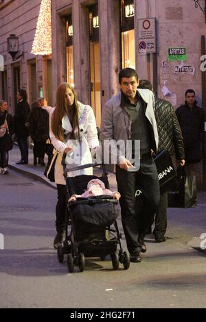 Il calciatore laziale , Alexander Kolarov, che cammina con la moglie Vesna e il loro figlio piccolo, Roma. Foto Stock