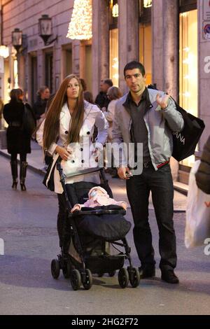 Il calciatore laziale , Alexander Kolarov, che cammina con la moglie Vesna e il loro figlio piccolo, Roma. Foto Stock