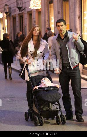 Il calciatore laziale , Alexander Kolarov, che cammina con la moglie Vesna e il loro figlio piccolo, Roma. Foto Stock