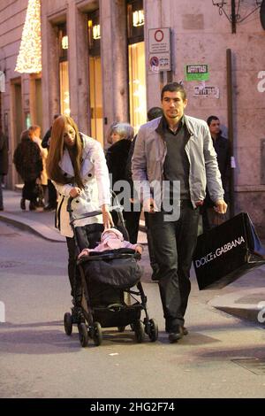 Il calciatore laziale , Alexander Kolarov, che cammina con la moglie Vesna e il loro figlio piccolo, Roma. Foto Stock