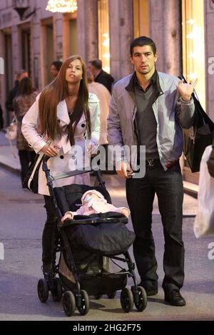 Il calciatore laziale , Alexander Kolarov, che cammina con la moglie Vesna e il loro figlio piccolo, Roma. Foto Stock