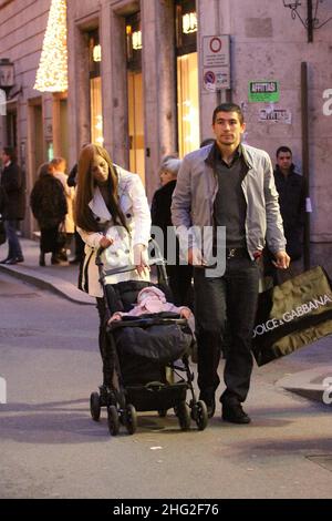 Il calciatore laziale , Alexander Kolarov, che cammina con la moglie Vesna e il loro figlio piccolo, Roma. Foto Stock