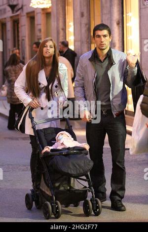 Il calciatore laziale , Alexander Kolarov, che cammina con la moglie Vesna e il loro figlio piccolo, Roma. Foto Stock
