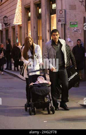 Il calciatore laziale , Alexander Kolarov, che cammina con la moglie Vesna e il loro figlio piccolo, Roma. Foto Stock