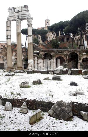 I fori Imperiali a Roma, Italia, sotto la neve. Foto Stock