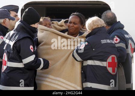 142 cittadini haitiani arrivano alla base dell'Aeronautica militare di Pratica di Mare da Haiti per ricevere assistenza sanitaria in Italia. Foto Stock