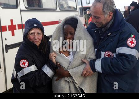 142 cittadini haitiani arrivano alla base dell'Aeronautica militare di Pratica di Mare da Haiti per ricevere assistenza sanitaria in Italia. Foto Stock