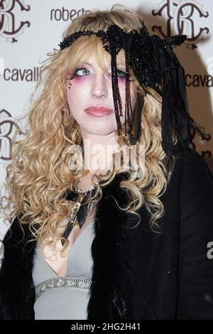 Courtney Love partecipa all'afterparty di Roberto cavalli dopo la sfilata di moda alla settimana della moda di Milano. Foto Stock