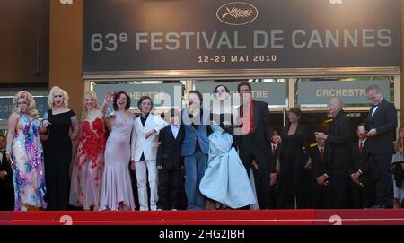 Membri del cast Mimmi le Meaux, l'attrice Dirty Martini, l'attore e regista Mathieu Amalric, Julie Atlas Muz, l'attrice Evie Lovelle e l'attore Roky Roulette raffigurati durante la prima di on Tour, parte del Festival del Cinema di Cannes del 63rd, Palais des Festivals, Cannes. Foto Stock