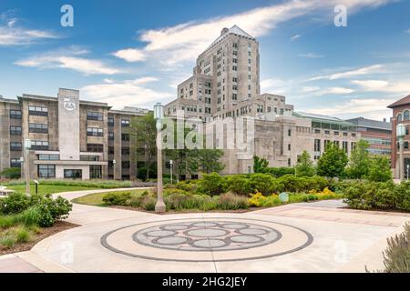 CHICAGO, il, USA - 21 GIUGNO 2021: Campus Walkway nel campus della Loyola University di Chicago. Foto Stock