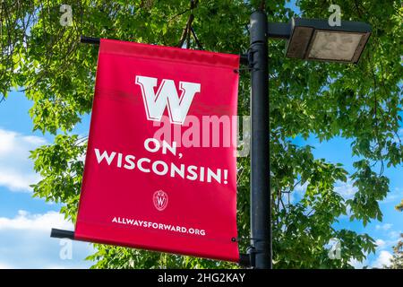 MADISON, WI, USA - 18 GIUGNO 2021 - Banner della Scuola di marchi nel campus dell'Università del Wisconsin. Foto Stock