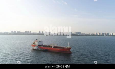 Molte navi da carico che navigano in mare con tempo soleggiato su sfondo cielo blu. Chiatte che si muovono nei corsi d'acqua di Miami, Florida Foto Stock