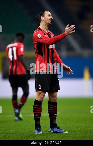 Milano, Italia. 17 gennaio 2022. Zlatan Ibrahimovic di AC Milan reagisce durante la Serie A una partita di calcio tra AC Milan e Spezia Calcio. Credit: Nicolò campo/Alamy Live News Foto Stock