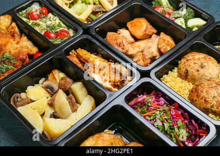 Contenitori per la consegna di cibo con diversi pasti deliziosi, primo piano Foto Stock