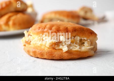 Saporito sochnik con formaggio caserma su sfondo bianco Foto Stock
