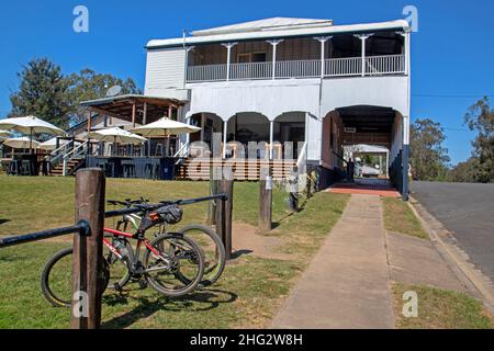 Biciclette al Linville Hotel lungo il Brisbane Valley Rail Trail Foto Stock