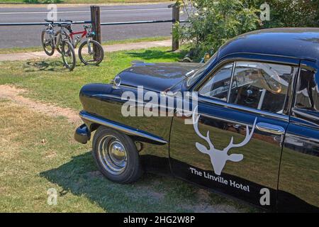 Portabiciclette al Linville Hotel lungo il Brisbane Valley Rail Trail Foto Stock