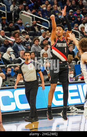 Orlando, Florida, USA, 17 gennaio 2022, Portland Trail Blazers Guardia Anfernee Simons #1 spara tre punti all'Amway Center. (Photo Credit: Marty Jean-Louis) Credit: Marty Jean-Louis/Alamy Live News Foto Stock