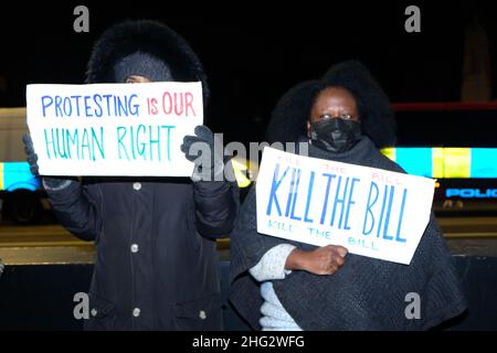 Londra, Regno Unito, 17th gennaio, 2022. Uccidi i manifestanti della Bill si riuniscono di fronte alla Camera dei Lord mentre i pari votano sulla polizia, il crimine, la condanna e la legge dei tribunali (PCSC Bill), che gli oppositori dicono che limiteranno gravemente le libertà di protesta limitando dove e quando possono aver luogo le manifestazioni. Gli aspetti di protesta del progetto di legge sono stati redatti come risposta alla questione della vita nera e alle manifestazioni della ribellione di estinzione che hanno causato disagi a Londra. Credit: Undicesima ora Fotografia/Alamy Live News Foto Stock