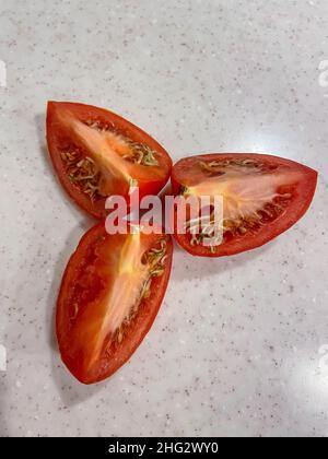 Alcune cause di germogliare di semi nei pomodori sono deposito lungo a temperature fredde (sotto 55 gradi), essendo troppo maturo, carenza di potassio, su fertil Foto Stock