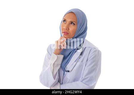 medicina, sanità, carità e concetto di persone - medico musulmano premuroso indossare hijab e cappotto bianco guardando su sfondo bianco Foto Stock