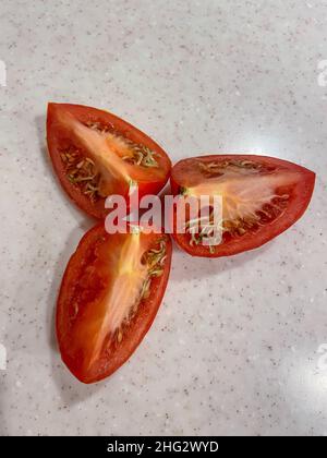 Alcune cause di germogliare di semi nei pomodori sono deposito lungo a temperature fredde (sotto 55 gradi), essendo troppo maturo, carenza di potassio, su fertil Foto Stock