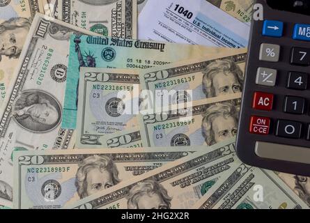 Ufficio contabile negli Stati Uniti moduli di imposta in bianco 1040 imposta stimata per gli individui su fattura del dollaro con dichiarazione di imposta sul reddito Foto Stock