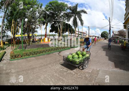 Afuá,Pará,Brasile,11 novembre 2021.residenti in bicicletta, l'unico mezzo di trasporto consentito nella città fluviale di Amazonia. Foto Stock