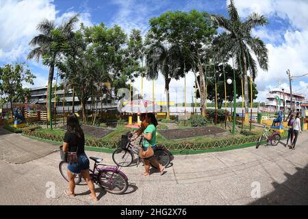 Afuá,Pará,Brasile,11 novembre 2021.residenti in bicicletta, l'unico mezzo di trasporto consentito nella città fluviale di Amazonia. Foto Stock