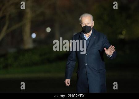 Washington, Stati Uniti d'America. 17th Jan 2022. Il presidente degli Stati Uniti Joe Biden torna alla Casa Bianca di Washington, DC dopo aver trascorso il fine settimana a Wilmington, Delaware, 17 gennaio 2022. Credit: Chris Kleponis/Pool/Sipa USA Credit: Sipa USA/Alamy Live News Foto Stock