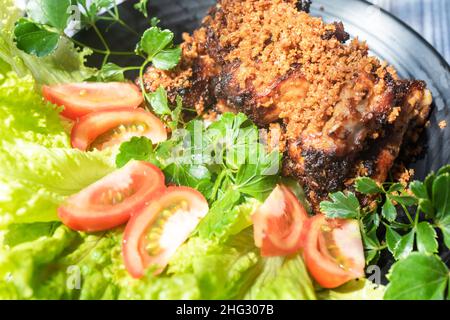 Cosce di pollo fritte con citronella e peperoncino. Gli ingredienti includono cosce di pollo, citronella, peperoncino e spezie. Immersi in salsa di soia Foto Stock