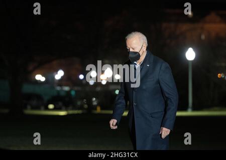 Washington, Vereinigte Staaten. 17th Jan 2022. Il presidente degli Stati Uniti Joe Biden torna alla Casa Bianca di Washington, DC dopo aver trascorso il fine settimana a Wilmington, Delaware, 17 gennaio 2022. Credit: Chris Kleponis/Pool via CNP/dpa/Alamy Live News Foto Stock