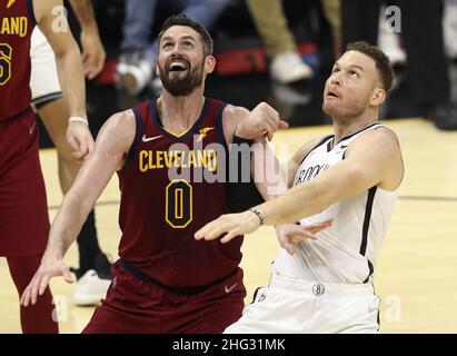 Cleveland, Stati Uniti. 17th Jan 2022. Cleveland Cavaliers Kevin Love (0) batte Brooklyn Nets Blake Griffin (2) per la posa alla Rocket Mortgage Field House di Cleveland, Ohio lunedì 17 gennaio 2022. Foto di Aaron Josefczyk/UPI Credit: UPI/Alamy Live News Foto Stock