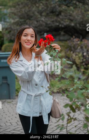 Una foto verticale di una ragazza caucasica (bianca) che si posa per la fotocamera al di fuori degli Stati Uniti Foto Stock