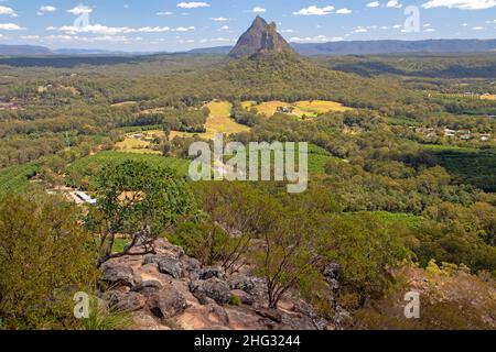 Vista sul Monte Coonowrin e sul Monte Beerwah dal Monte Ngungun Foto Stock