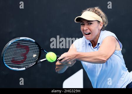 Melbourne, Australia. 18th Jan 2022. KRISTINA KUCOVA (SVK) in azione contro MISAKI DOI (JPN) sulla Rod Laver Arena in una partita Women's Singles 1st il giorno 2 dell'Australian Open 2022 di Melbourne, Australia. Sydney Low/Cal Sport Media. KUCOVA ha vinto le 6:3 7:5. Credit: csm/Alamy Live News Foto Stock