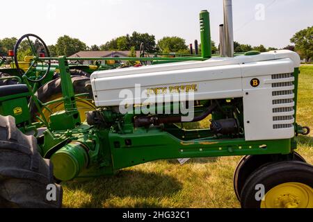 Un trattore agricolo John Deere modello B in mostra in una mostra di trattori a Warren, Indiana, USA. Foto Stock