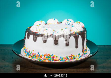 Dettaglio di un compleanno unicorn torta - Focus su rainbow topper Foto  stock - Alamy