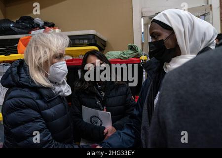 New York, Stati Uniti. 17th Jan 2022. Il senatore Kirsten Gillibrand parla ad AjiFanta Marenah (R) durante la visita con il Congressman Ritchie Torres e Hazel Dukes GYO e porta le forniture COVID a 214 E. 181st St., Bronx a New York il 17 gennaio 2022. Hazel Dukes, presidente della Conferenza NAACP NYS, ha presentato un assegno per il $2.000 come donazione da parte del NAACP all'Organizzazione della Gioventù Gambiana per sostenere le vittime della costruzione di incendi. (Foto di Lev Radin/Sipa USA) Credit: Sipa USA/Alamy Live News Foto Stock