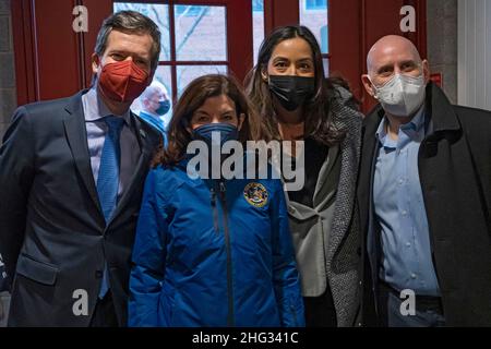 New York, Stati Uniti. 17th Jan 2022. Il senatore di stato di New York Brad Hoylman, il governatore Kathy Hochul, il membro del consiglio comunale di New York Carlina Rivera e il membro dell'Assemblea Harvey Epstein posano durante il Martin Luther King Day della distribuzione di cibo di servizio alla parrocchia luterana di Trinity Lower East Side a New York City. Credit: SOPA Images Limited/Alamy Live News Foto Stock