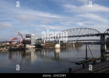 Direttamente di fronte al First Avenue si trova il Riverfront Park, creato all'inizio del 1980s per commemorare la storia del fiume Nashville. Nel 1780s, la prima di Nashville Foto Stock