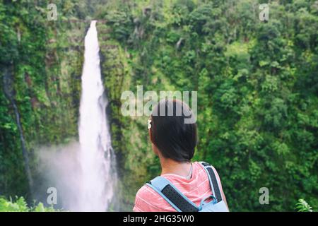 Hawaii viaggio a Akaka Falls. Donna turistica escursioni a piedi in Akaka Falls state Park a Big Island, Hawaii. Escursionista femminile in visita di un turista popolare Foto Stock