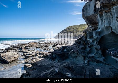 Incredibili formazioni rocciose sulla costa dell'oceano. Great Ocean Walk, Victoria, Australia Foto Stock