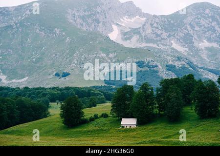 Casa negli altopiani nel nord del Montenegro Foto Stock