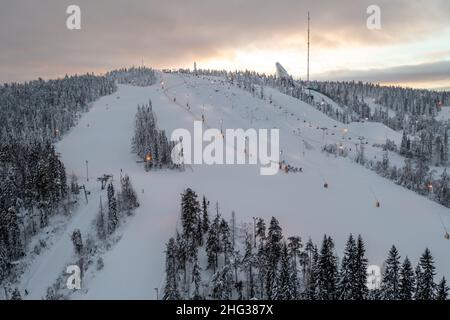 Una stazione sciistica in Finlandia in inverno. Sport invernali e area ricreativa. Foto Stock