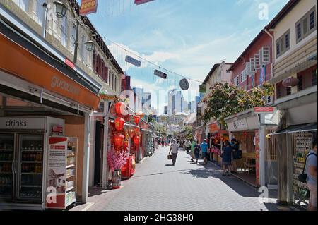 La Chinatown di Singapore è relativamente muta prima delle celebrazioni per il Capodanno cinese nel 2022, in quanto le restrizioni del Covid-19 rimangono in vigore Foto Stock